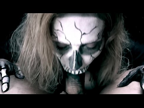 ❤️ Demoniczna dziewczyna ssąca kutasa swoimi czarnymi ustami i połykająca spermę. ️ Sex video at us ❌️